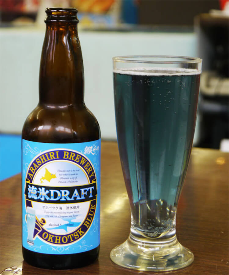 Пиво с синей этикеткой. Пиво Abashiri Draft. Голубое пиво. Пиво с голубой этикеткой. Пиво синяя этикетка.